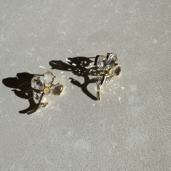 Elegant Crystal Gold Flower Earring- classic dainty modern trendy boho - Picture 2 of 5